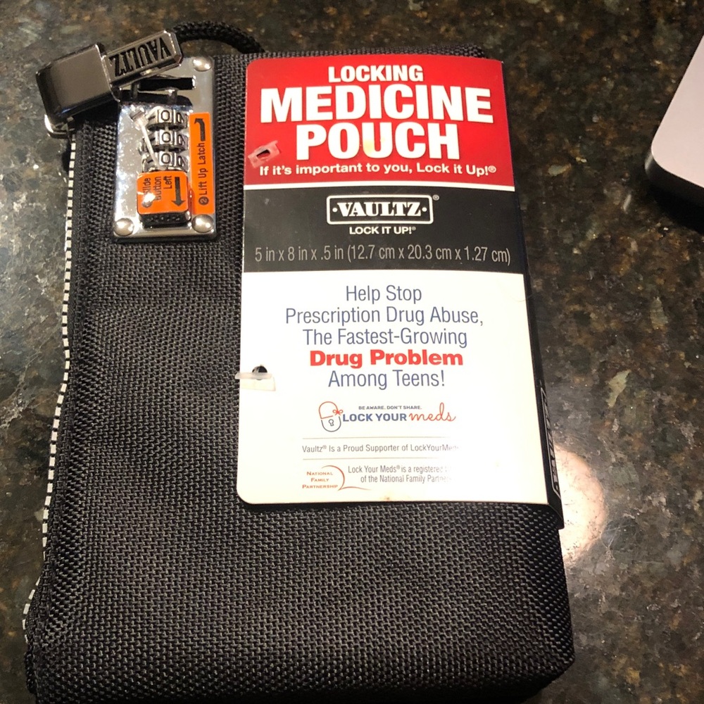 Locking pouch
